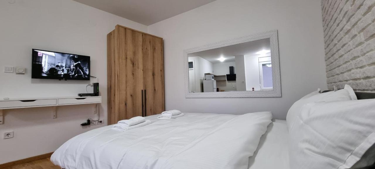 Grove II Apartment = Strict City Centre Novi Sad Dış mekan fotoğraf