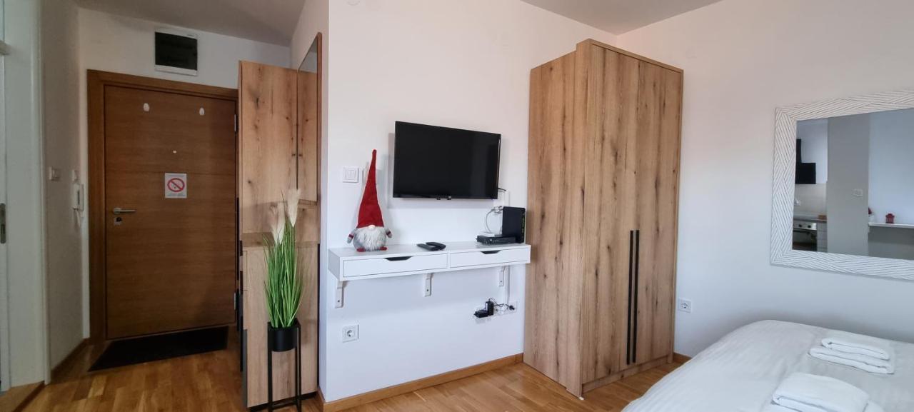 Grove II Apartment = Strict City Centre Novi Sad Dış mekan fotoğraf